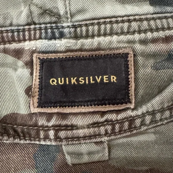 Men's Quicksilver Camouflage Cargo Shorts - Size 32 - Picture 4 of 11
